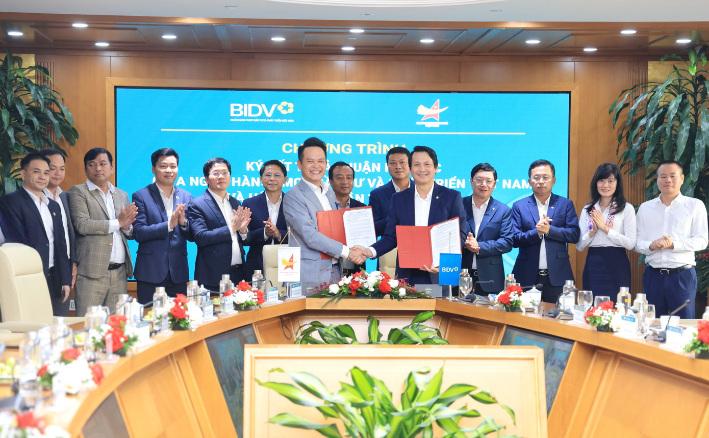 Ông Đặng Hồng Anh (Chủ tịch VYEA) và ông Trần Long (Phó Tổng giám đốc BIDV) đại diện hai đơn vị ký kết thỏa thuận hợp tác