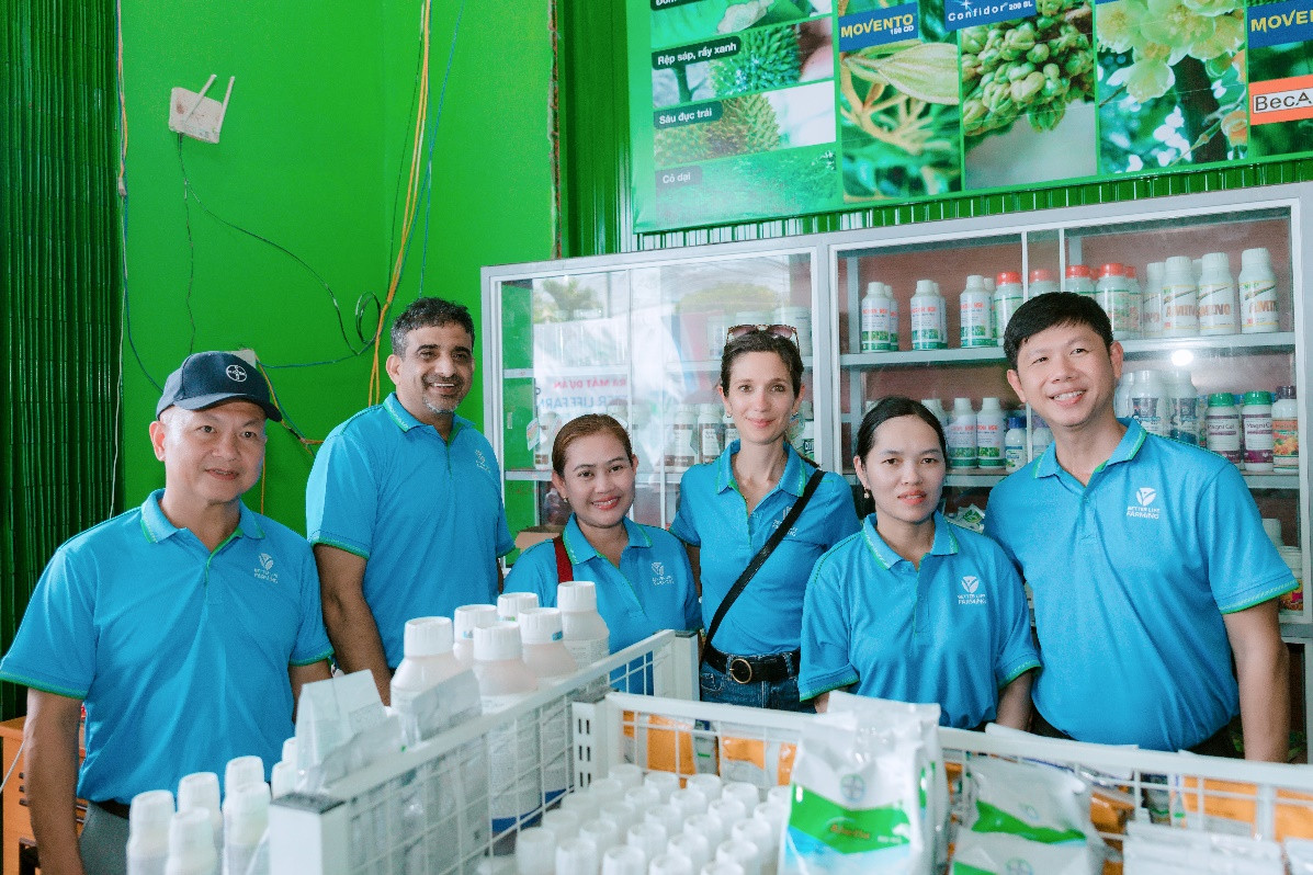 Ông Kg Krishnamurthy, Giám đốc Nhánh Khoa học Cây trồng của Bayer Việt Nam (thứ hai từ trái qua) tại Trung tâm BLF Tuyết Doanh - xã Cư Suê, huyện Cư M'gar, tỉnh Đắk Lắk. Ảnh: Huỳnh Thuỷ.