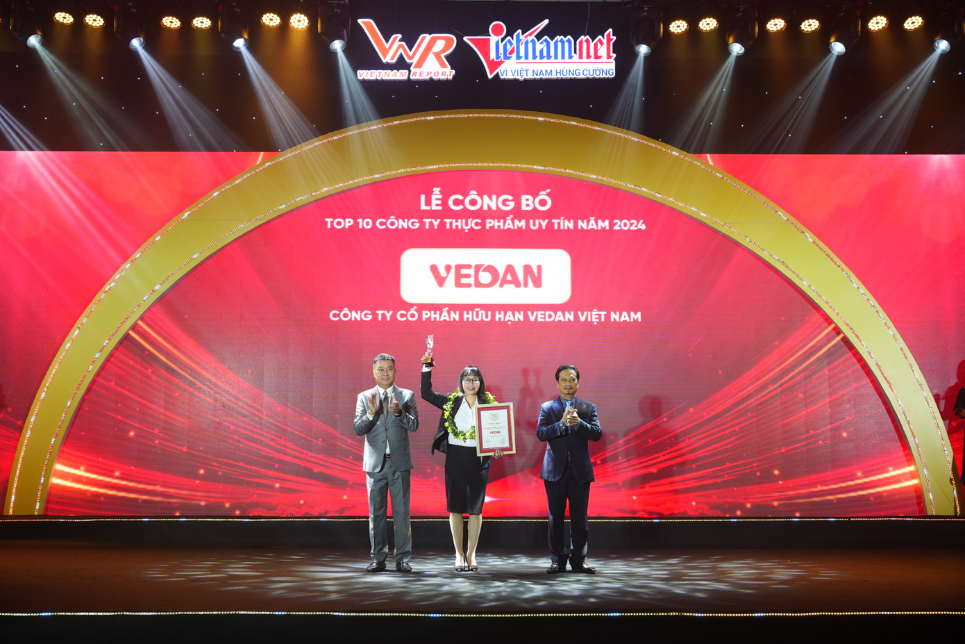 Bà Hà Thị Hòa Bình - Đại diện Vedan Việt Nam nhận chứng nhận Top 10 Công ty thực phẩm uy tín năm 2024 Bà Hà Thị Hòa Bình - Đại diện Vedan Việt Nam nhận chứng nhận Top 10 Công ty thực phẩm uy tín năm 2024