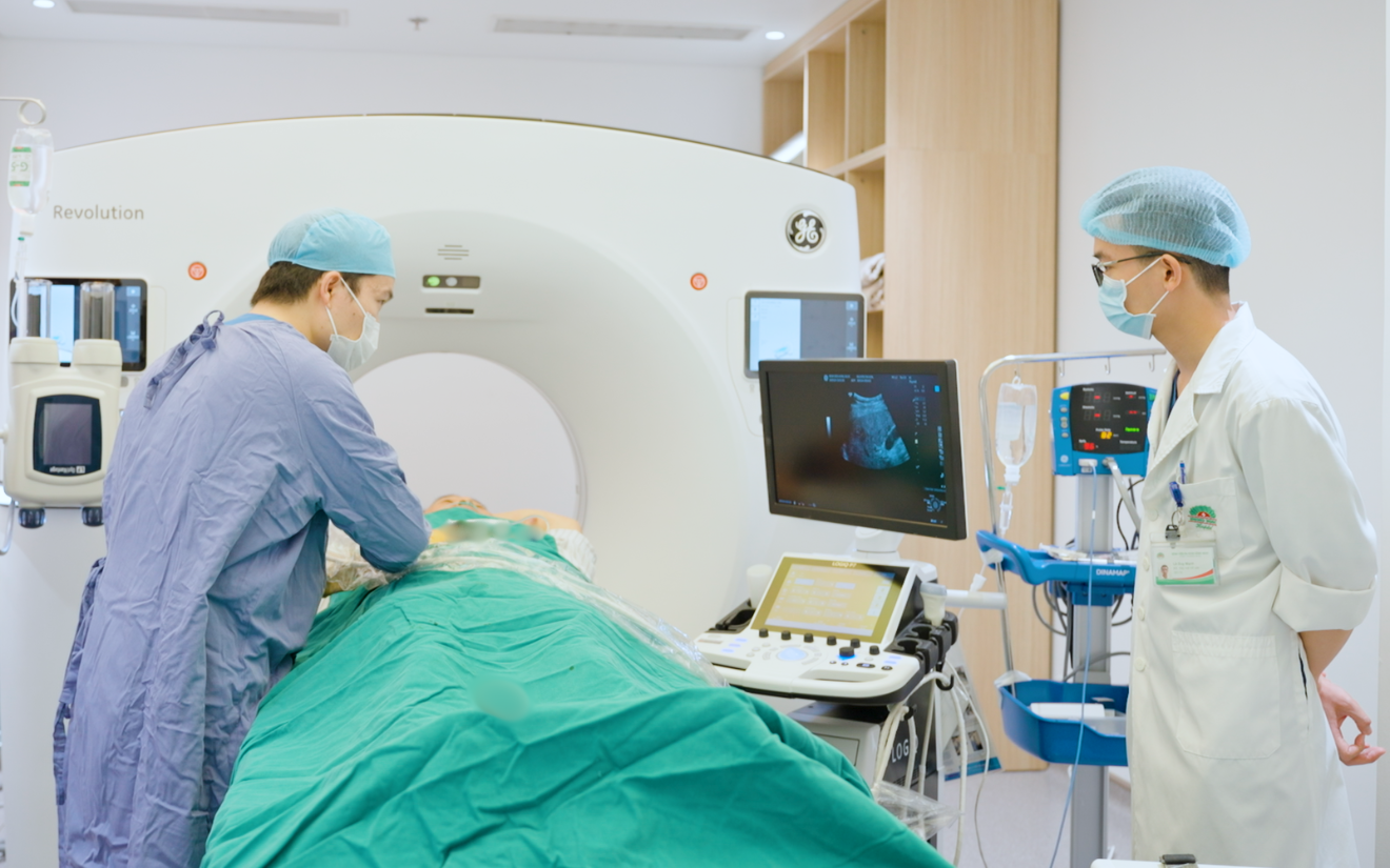 ThS.BS Nội trú Đỗ Huy Hoàng và ekip thực hiện đốt RFA u gan cho bệnh nhân V