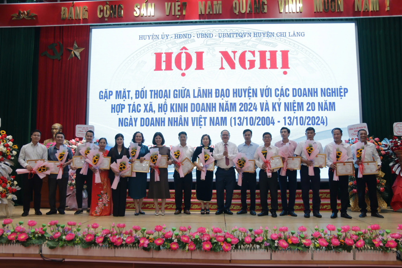 Các tập thể có thành tích xuất sắc nhận Giấy khen của Chủ tịch huyện Chi Lăng .Ảnh: Duy Chiến Các tập thể có thành tích xuất sắc nhận Giấy khen của Chủ tịch huyện Chi Lăng .Ảnh: Duy Chiến