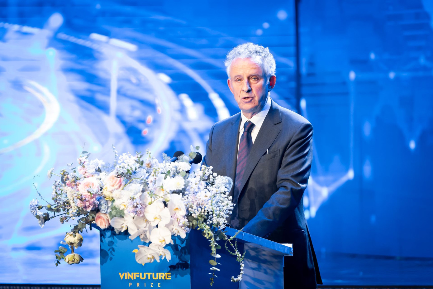 Giáo sư Richard Henry Friend, Chủ tịch Hội đồng Giải thưởng VinFuture, nhấn mạnh tầm quan trọng của Giải thưởng VinFuture trong sứ mệnh kết nối khoa học với thực tiễn. Giáo sư Richard Henry Friend, Chủ tịch Hội đồng Giải thưởng VinFuture, nhấn mạnh tầm quan trọng của Giải thưởng VinFuture trong sứ mệnh kết nối khoa học với thực tiễn.