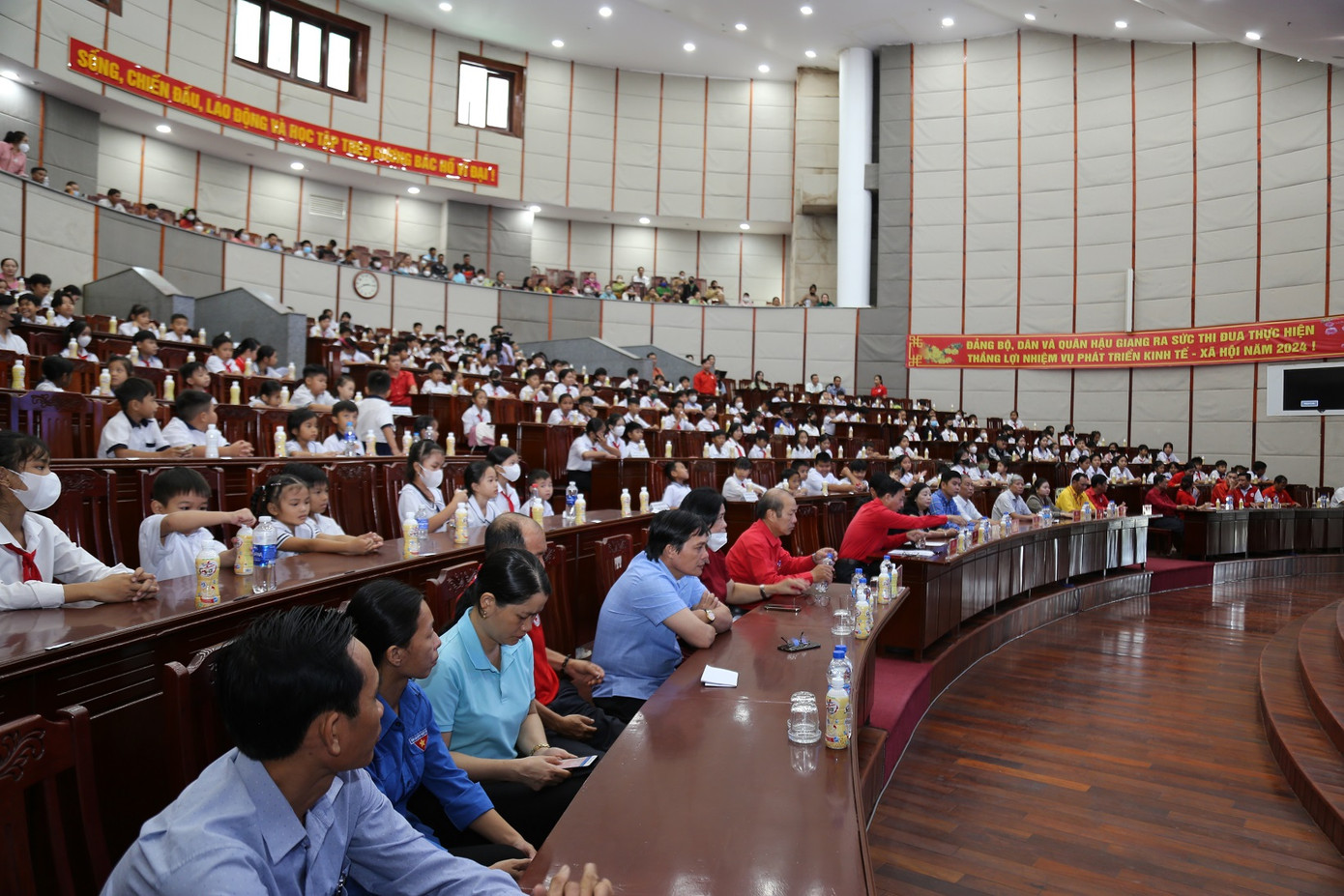 Cùng với 200 em học sinh đến nhận quà tặng từ hành trình “Nối trọn yêu thương - Nâng bước tới trường” của Công ty Tân Hiệp Phát, những người cha, người mẹ, ông bà đều xúc động trước nghĩa tình của cộng đồng tiếp sức cho nỗ lực đến trường của con cháu mình