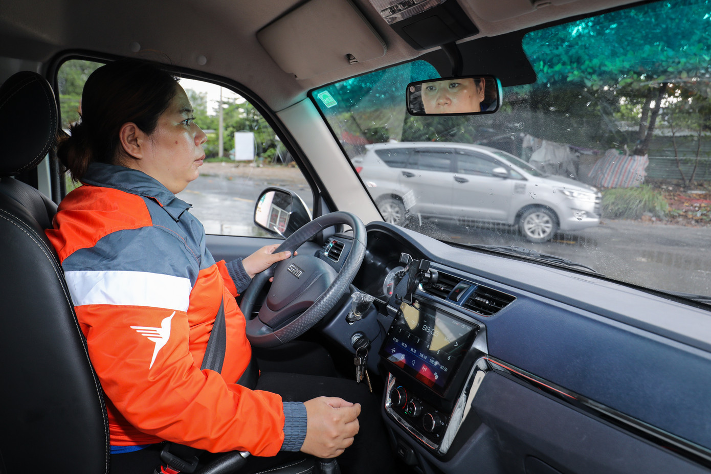 Nữ xế Lalamove Nguyễn Thị Tuyết Trinh, một “tay lái thép” nổi danh trong cánh tài xế nữ. Ảnh: Nhật Thịnh