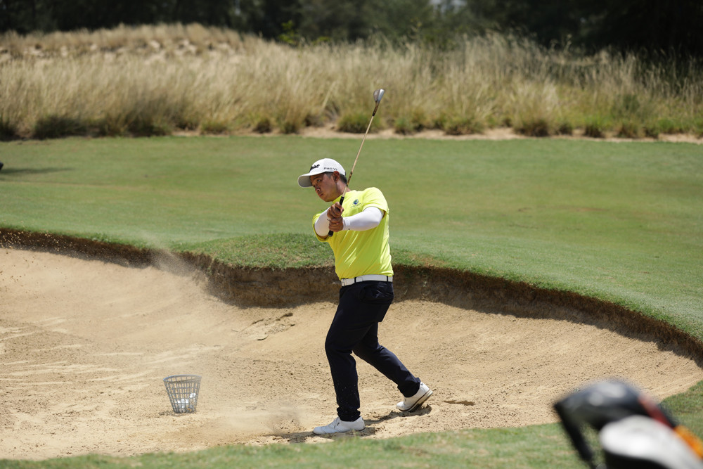 Gôn thủ trải nghiệm trên sân Legend Danang Golf Resort