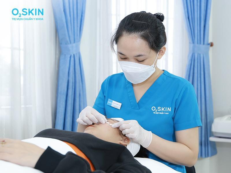 Ngoài quy trình chuẩn Y khoa, sự minh bạch và tư vấn rõ ràng là yếu tố cũng quan trọng trong quyết định nơi điều trị mụn của gen Z