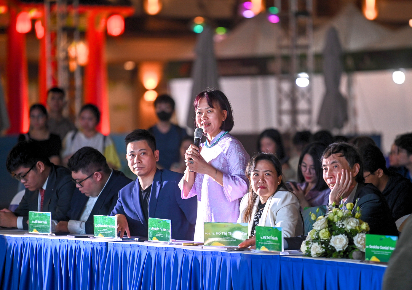 GS. TS. Nguyễn Thị Kim Cúc (thứ ba từ phải sang) phát biểu trong cuộc thi mùa 1. GS. TS. Nguyễn Thị Kim Cúc (thứ ba từ phải sang) phát biểu trong cuộc thi mùa 1.