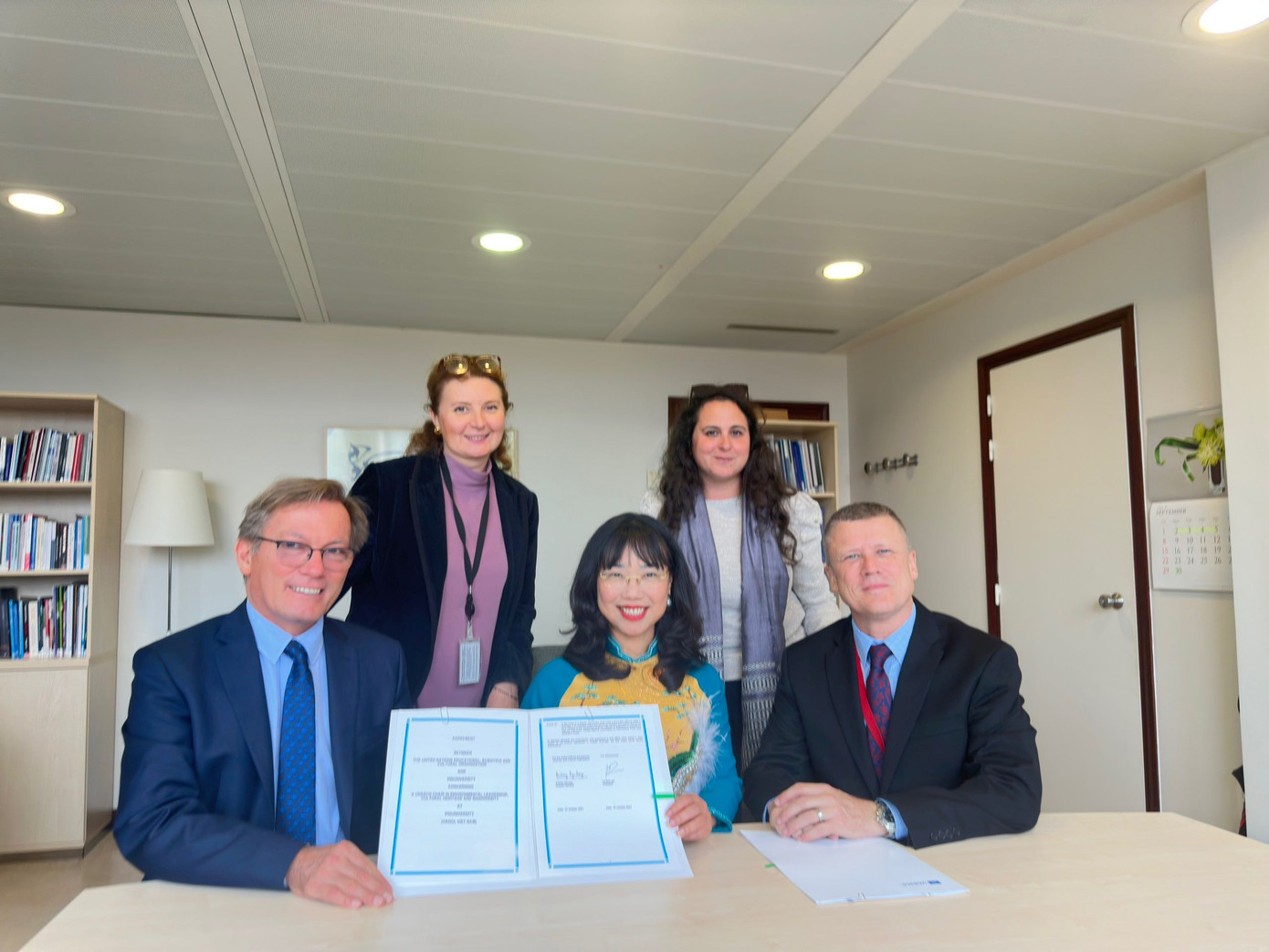 TS. Sobhi Tawil, Trưởng phòng Tương lai của học tập và đổi mới, Bộ phận Giáo dục của UNESCO tiếp TS. Lê Mai Lan (Chủ tịch Trường Đại học VinUni) và GS. David Harrison (Phó Hiệu trưởng Trường Đại học VinUni) tại trụ sở UNESCO. TS. Sobhi Tawil, Trưởng phòng Tương lai của học tập và đổi mới, Bộ phận Giáo dục của UNESCO tiếp TS. Lê Mai Lan (Chủ tịch Trường Đại học VinUni) và GS. David Harrison (Phó Hiệu trưởng Trường Đại học VinUni) tại trụ sở UNESCO.