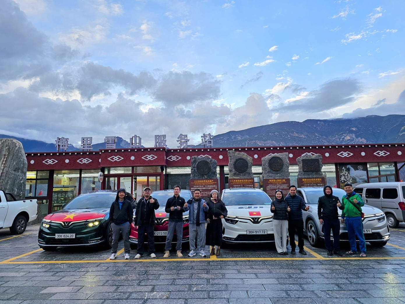 Đoàn VinFast VF 8 chinh phục Tây Tạng chính thức nhập cảnh vào Trung Quốc vào ngày 10/10. Các thành viên trong đoàn cho biết, lực lượng hải quan Trung Quốc tỏ ra bất ngờ khi lần đầu tiên có một đoàn xe điện Việt Nam đến đất nước này. Đoàn VinFast VF 8 chinh phục Tây Tạng chính thức nhập cảnh vào Trung Quốc vào ngày 10/10. Các thành viên trong đoàn cho biết, lực lượng hải quan Trung Quốc tỏ ra bất ngờ khi lần đầu tiên có một đoàn xe điện Việt Nam đến đất nước này.