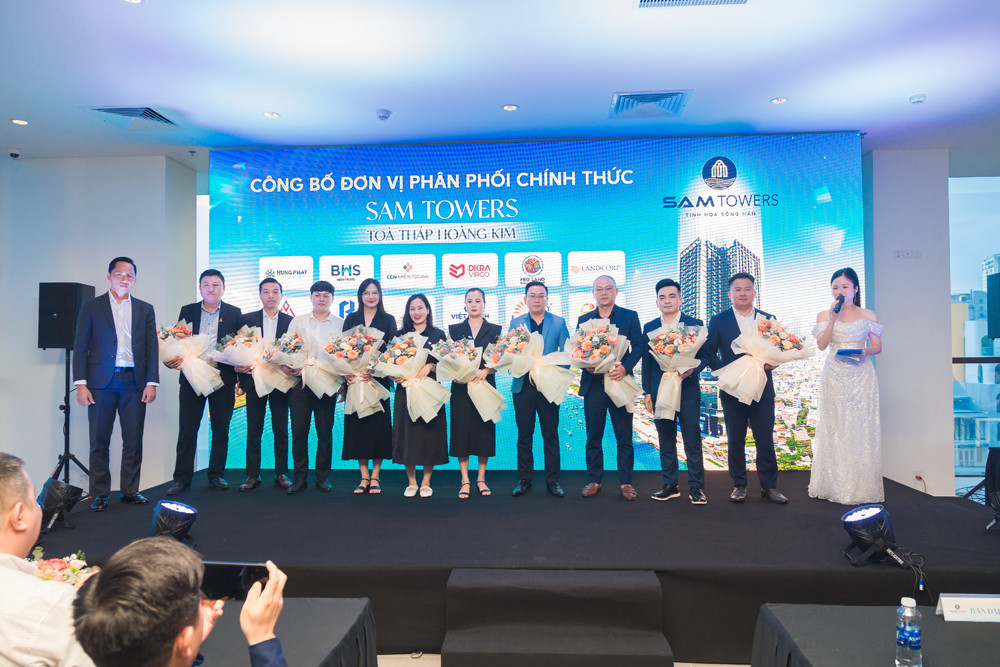 Đại diện 16 đơn vị phân phối lên nhận hoa chúc mừng tại sự kiện giới thiệu sản phẩm dự án.