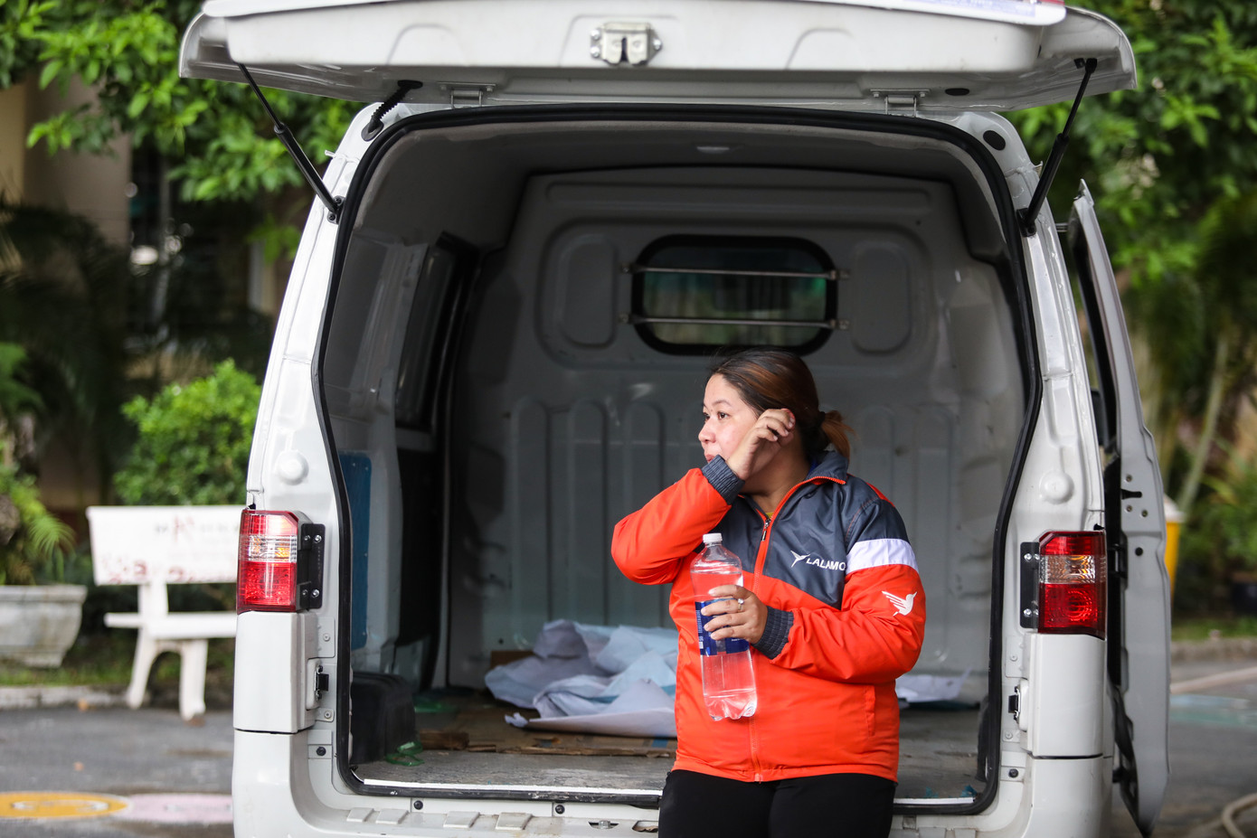 Mỗi ngày, chị Tuyết Trinh có thể kiếm được từ vài trăm đến hơn triệu đồng, song song với công việc thường ngày trên trường mầm non. Ảnh: Nhật Thịnh