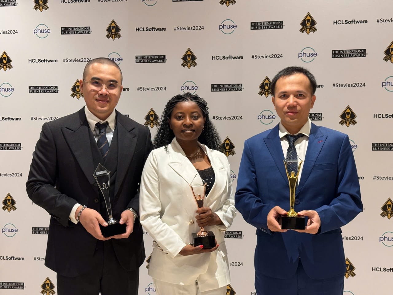 Đại diện Lumitel nhận Giải Vàng “Công ty của năm trong lĩnh vực viễn thông” tại IBA 2024. Đại diện Lumitel nhận Giải Vàng “Công ty của năm trong lĩnh vực viễn thông” tại IBA 2024.