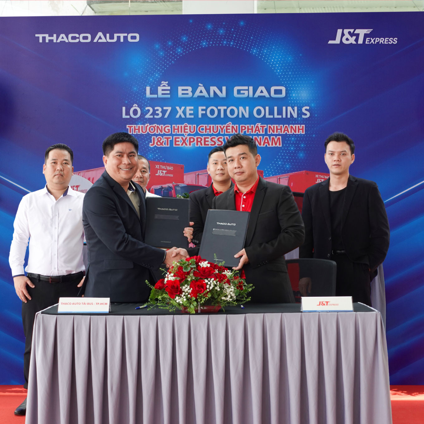 Đại diện THACO AUTO (bên trái) và đại diện J&amp;T Express tại lễ bàn giao