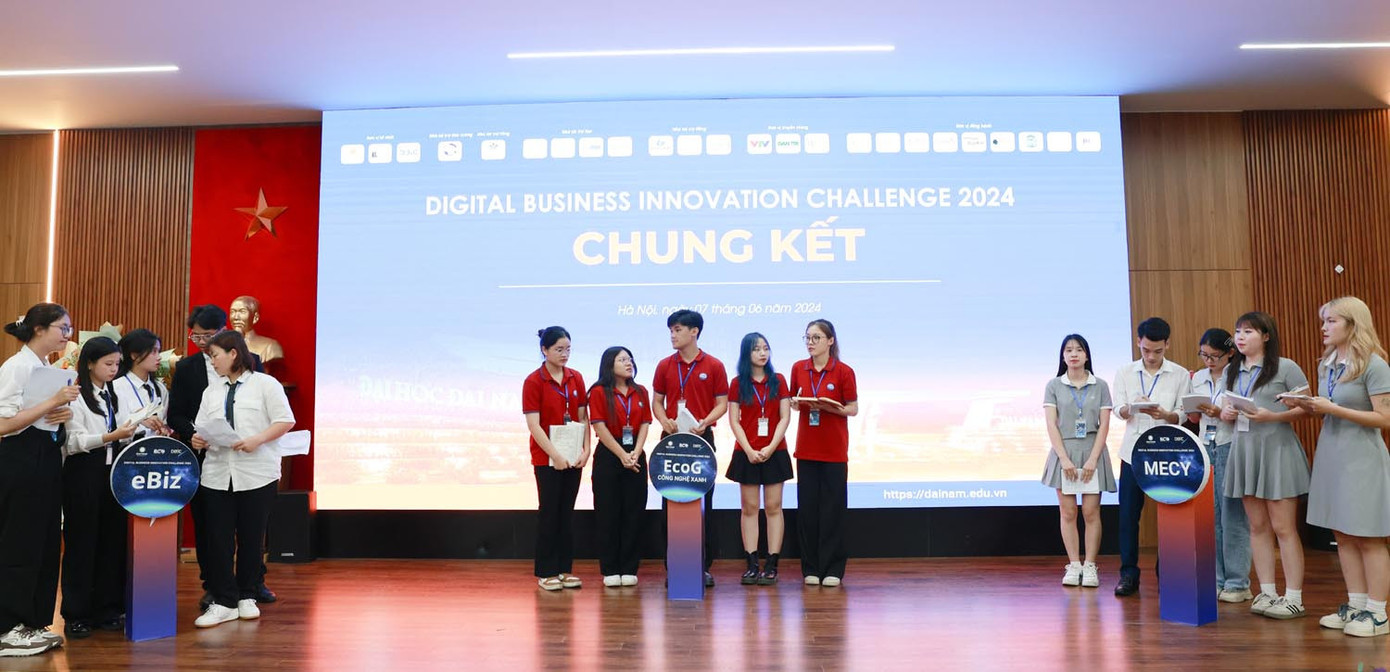 Các đội thi tranh biện trong chung kết cuộc thi Các đội thi tranh biện trong chung kết cuộc thi