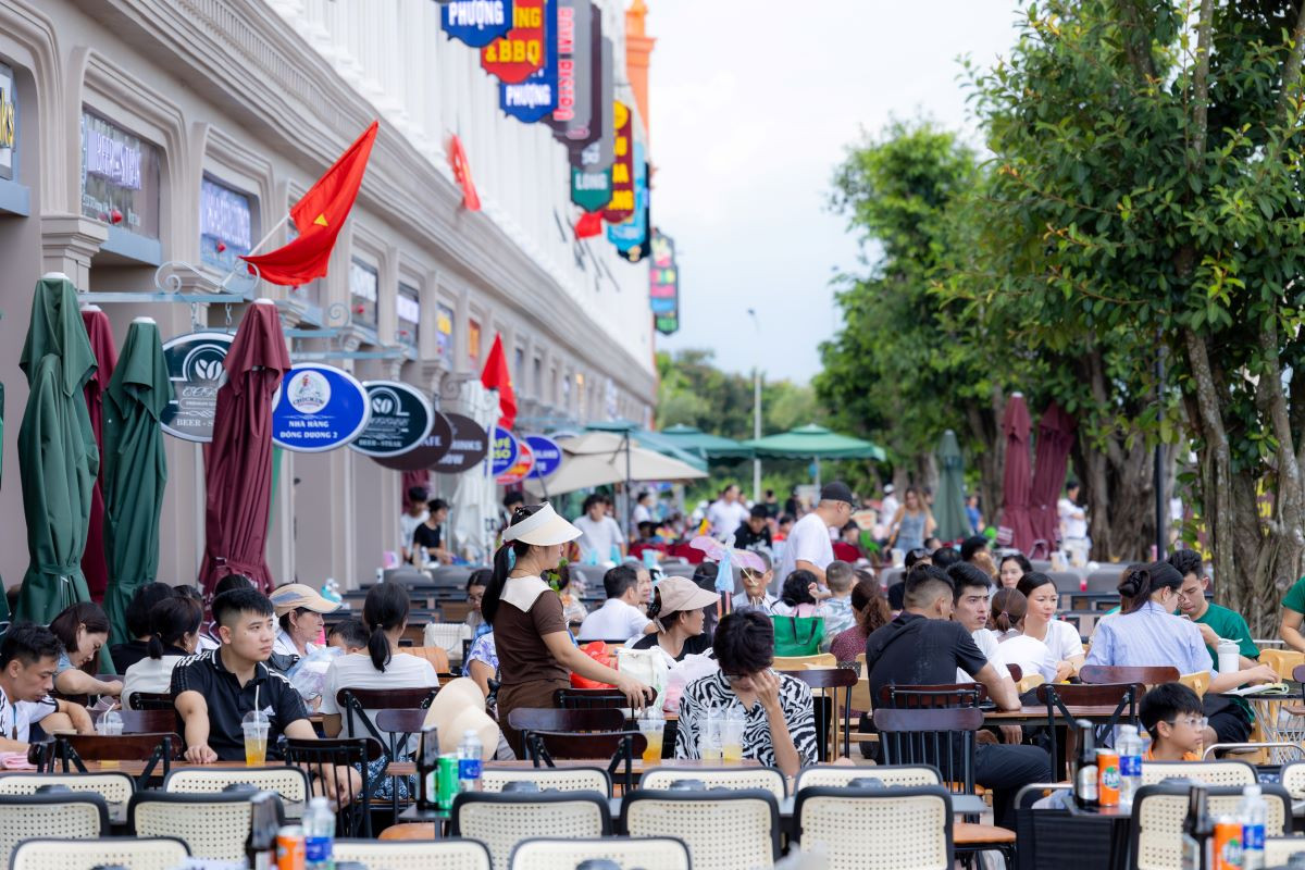 Phố đi bộ - Công viên Vũ Yên quy tụ hàng trăm gian hàng hoạt động sầm uất đáp ứng nhu cầu đa dạng của du khách Phố đi bộ - Công viên Vũ Yên quy tụ hàng trăm gian hàng hoạt động sầm uất đáp ứng nhu cầu đa dạng của du khách