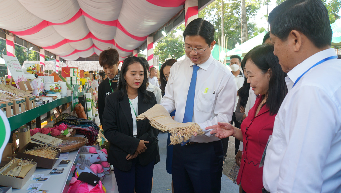 Lãnh đạo tỉnh Đồng Tháp tham quan gian hàng sản phẩm khởi nghiệp. Lãnh đạo tỉnh Đồng Tháp tham quan gian hàng sản phẩm khởi nghiệp.