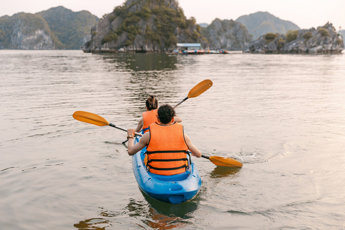 Du khách trải nghiệm du lịch trên Vịnh Lan Hạ, Hải Phòng Du khách trải nghiệm du lịch trên Vịnh Lan Hạ, Hải Phòng
