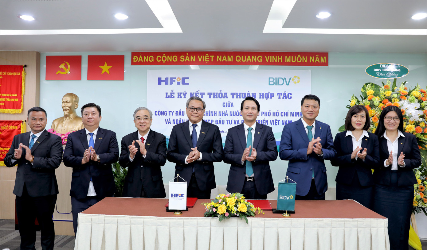 Các đại biểu chúc mừng thành công Lễ ký kết thỏa thuận hợp tác Các đại biểu chúc mừng thành công Lễ ký kết thỏa thuận hợp tác