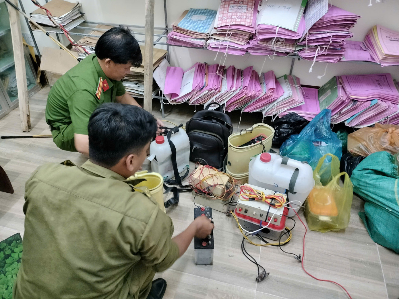 Công an tiếp nhận, xin ý kiến tiêu hủy bộ kích điện người dân giao nộp Công an tiếp nhận, xin ý kiến tiêu hủy bộ kích điện người dân giao nộp