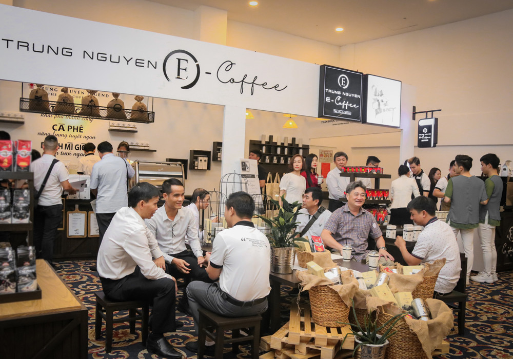 Trung Nguyên E-Coffee quy tụ hệ sinh thái cà phê năng lượng tuyệt hảo, hội tụ tinh hoa 3 nền văn minh cà phê Ottoman - Roman - Thiền mang đến trải nghiệm cà phê khác biệt, đặc biệt. Trung Nguyên E-Coffee quy tụ hệ sinh thái cà phê năng lượng tuyệt hảo, hội tụ tinh hoa 3 nền văn minh cà phê Ottoman - Roman - Thiền mang đến trải nghiệm cà phê khác biệt, đặc biệt.