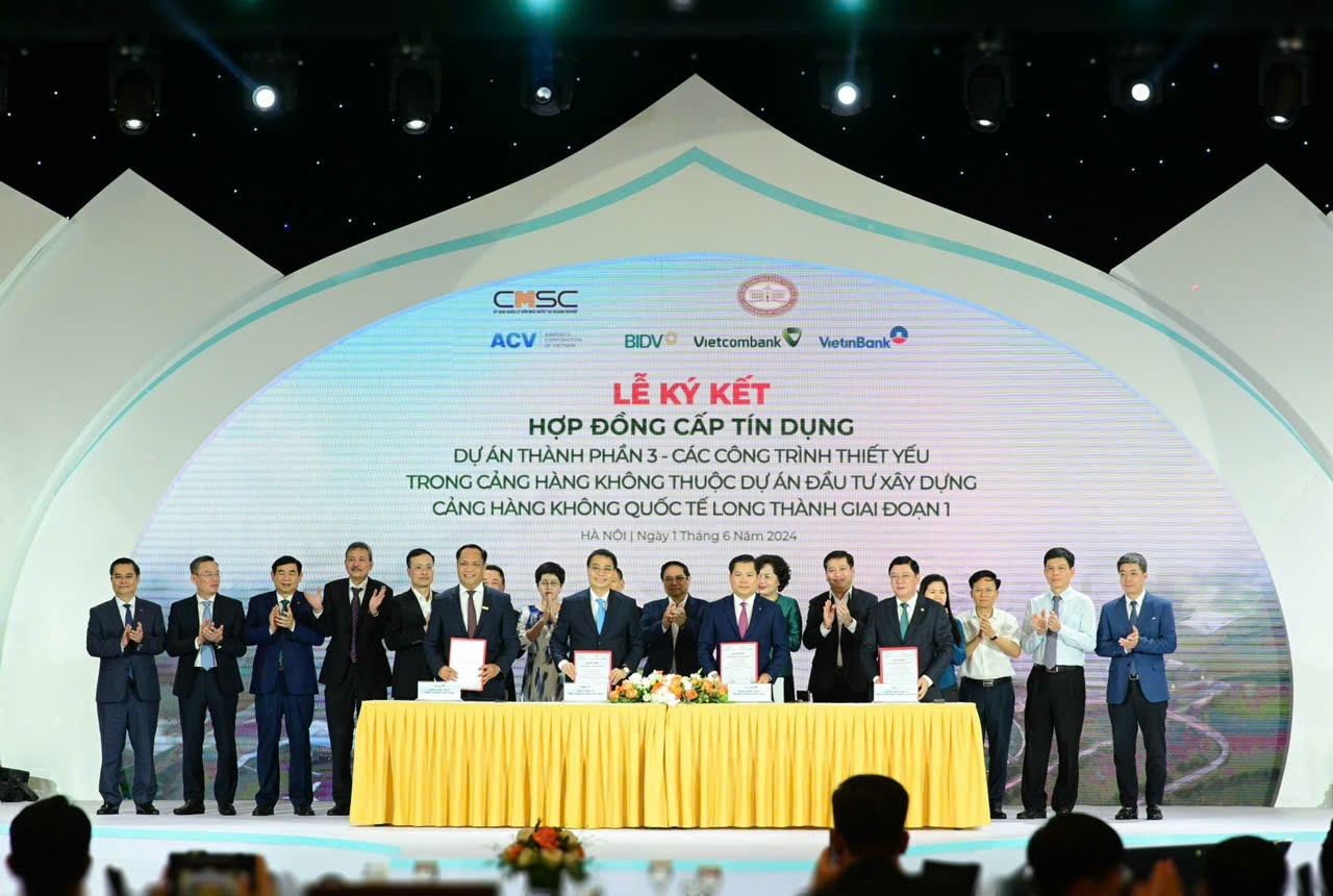 Vietcombank trong vai trò Ngân hàng cho vay và thu xếp vốn cho sân bay Long Thành. Lễ kí dưới sự có mặt chứng kiến của Thủ tướng Chính phủ Phạm Minh Chính