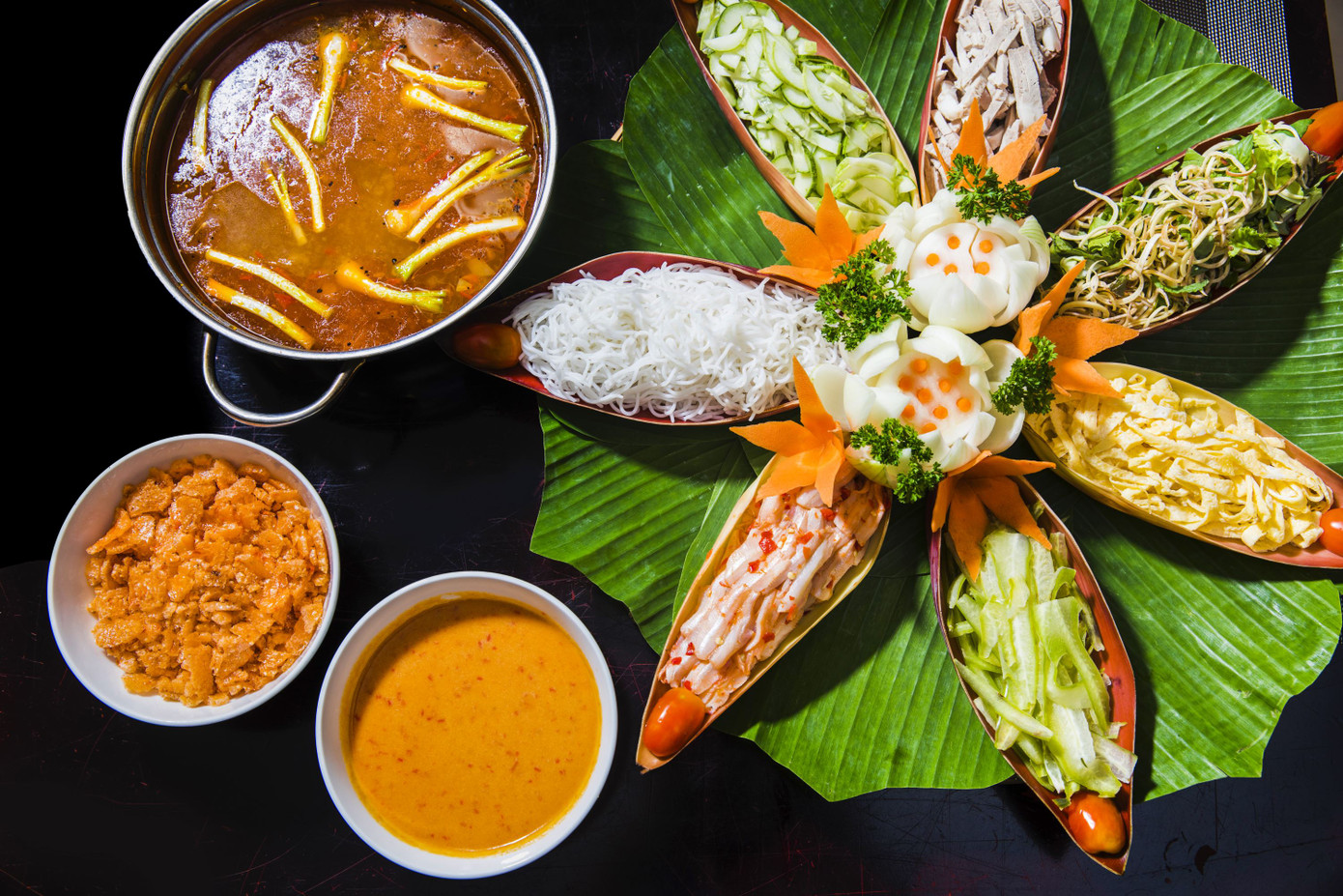 Thưởng thức món lẩu thả đặc sản Phan Thiết là một trải nghiệm mà du khách không nên bỏ lỡ khi tham gia lễ hội