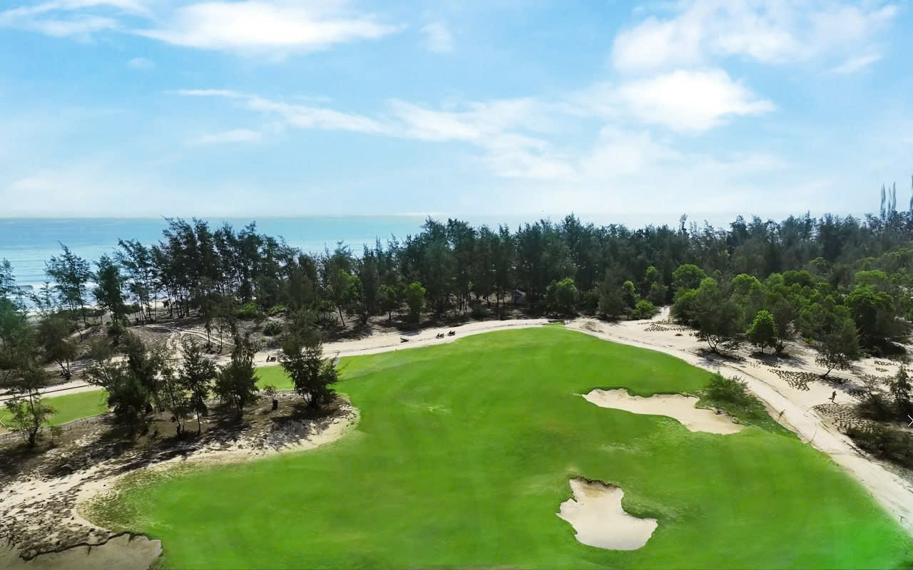 Sân gôn Golden Sands Golf Resort tại xã Vinh Xuân và Vinh Thanh, huyện Phú Vang, tỉnh Thừa Thiên Huế được coi là “tuyệt tác ven biển miền Trung”.