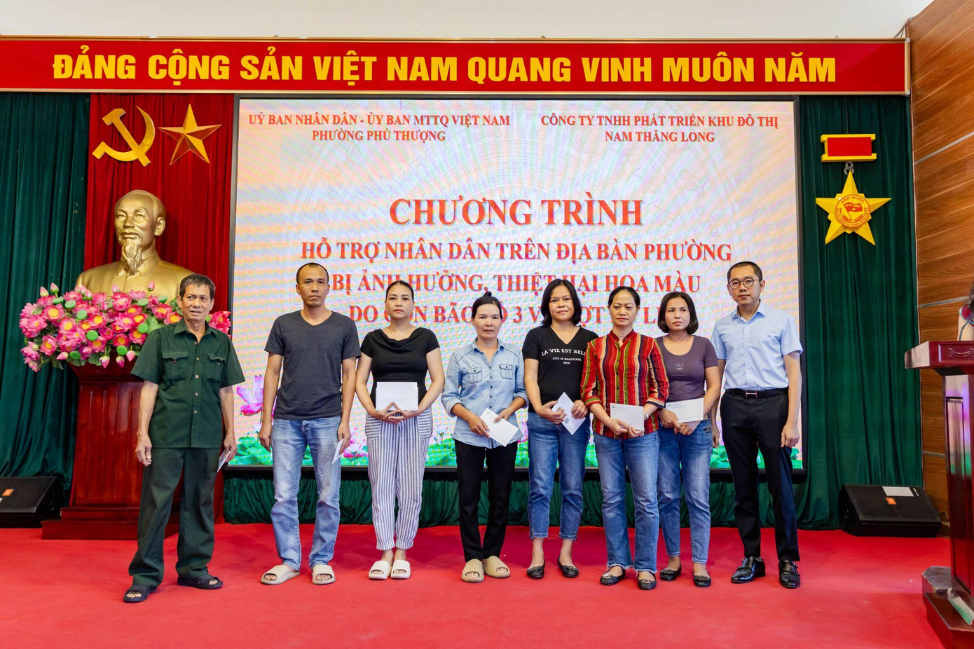 Lãnh đạo Khu đô thị quốc tế Ciputra Hanoitrao các suất hỗ trợ tới các hộ gia đình khó khăn Phường Phú Thượng ngày 7/10/2024.