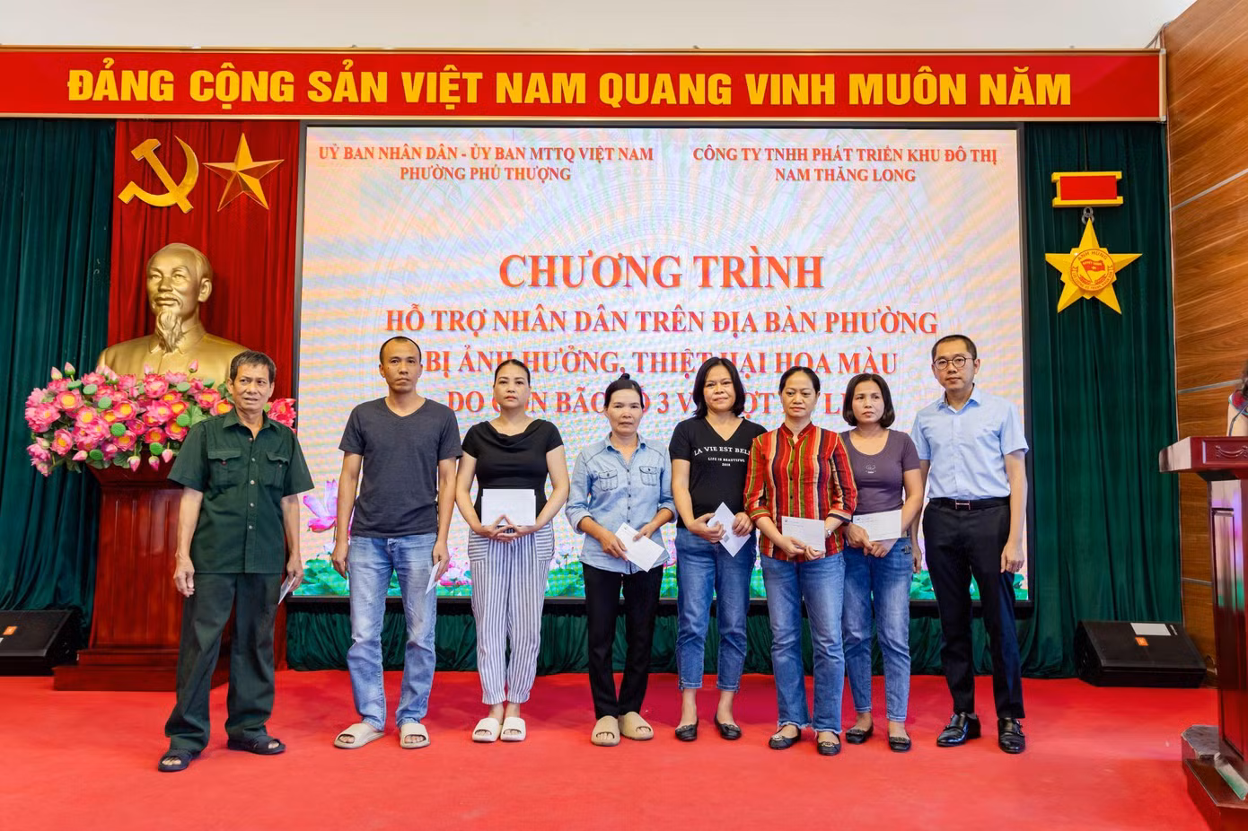 Lãnh đạo Khu đô thị quốc tế Ciputra Hanoitrao các suất hỗ trợ tới các hộ gia đình khó khăn Phường Phú Thượng ngày 7/10/2024.