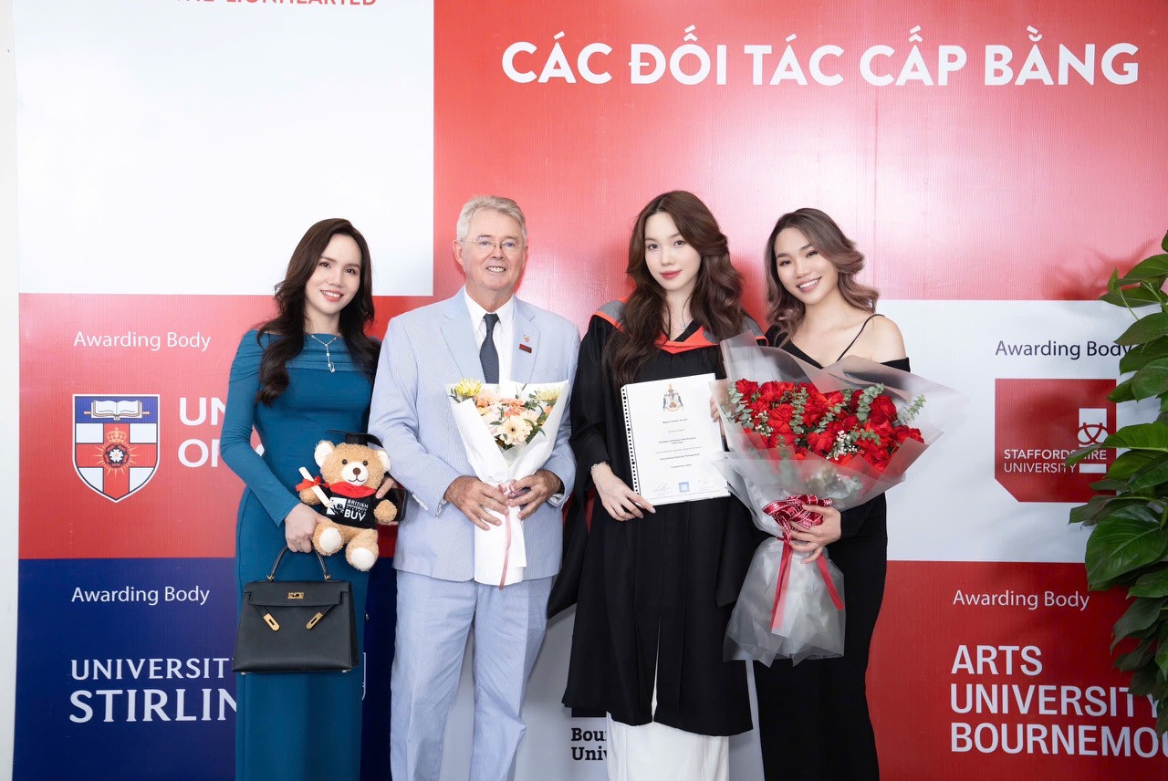 Giáo sư Raymond Gordon - Phó hiệu trưởng, Chủ tịch và Tổng giám đốc Đại học Anh Quốc Việt Nam chúc mừng Hà Vân trong lễ trao bằng tốt nghiệp