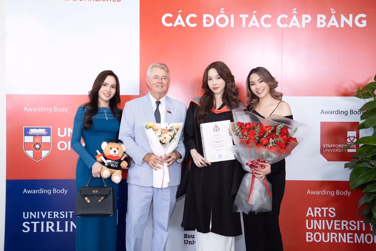 Giáo sư Raymond Gordon - Phó hiệu trưởng, Chủ tịch và Tổng giám đốc Đại học Anh Quốc Việt Nam chúc mừng Hà Vân trong lễ trao bằng tốt nghiệp
