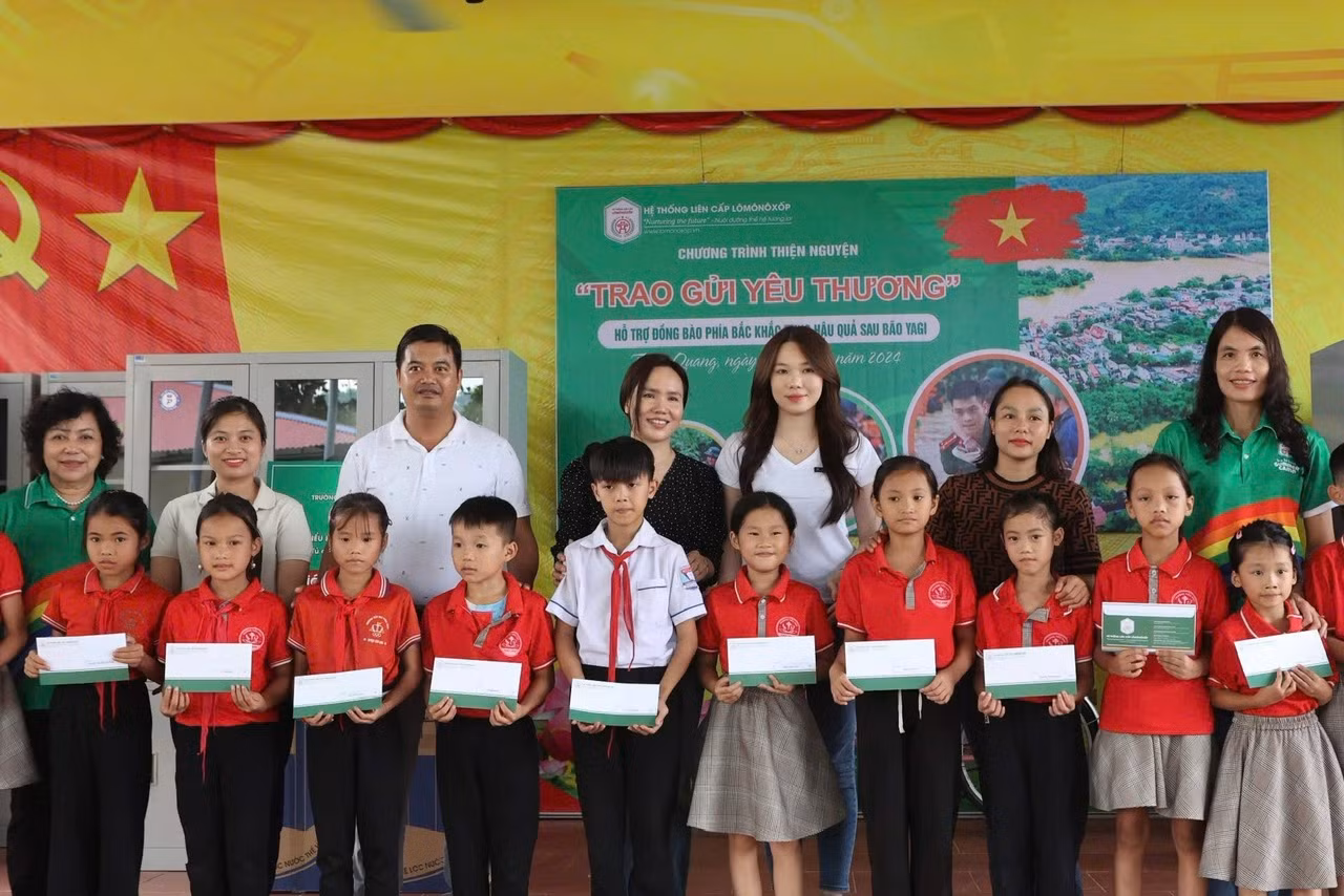 Hà Vân tích cực tham gia các hoạt động thiện nguyện hỗ trợ trẻ em có hoàn cảnh khó khăn.