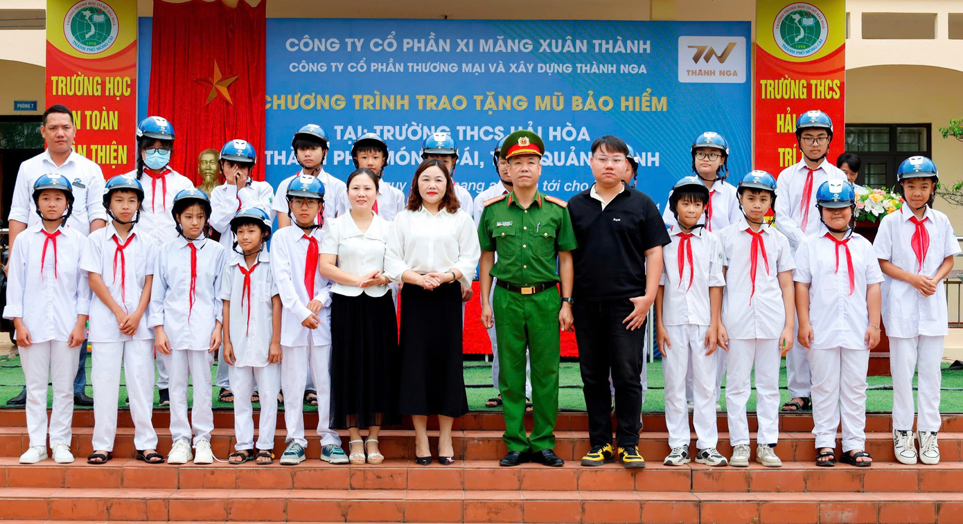 Hoạt động trao tặng mũ bảo hiểm Xuân Thành cho các em học sinh tại trường THCS Hải Hoà (Thành phố Móng Cái - Quảng Ninh) Hoạt động trao tặng mũ bảo hiểm Xuân Thành cho các em học sinh tại trường THCS Hải Hoà (Thành phố Móng Cái - Quảng Ninh)