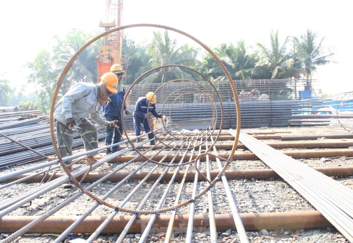 Công nhân thi công đường Vành đai 3 TPHCM