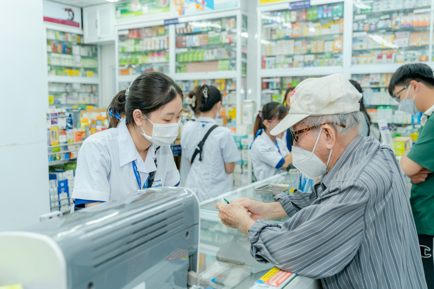 Tại Long Châu, dược sĩ không chỉ là người tư vấn, bán thuốc mà còn là người bạn đồng hành với sức khỏe của người bệnh Tại Long Châu, dược sĩ không chỉ là người tư vấn, bán thuốc mà còn là người bạn đồng hành với sức khỏe của người bệnh