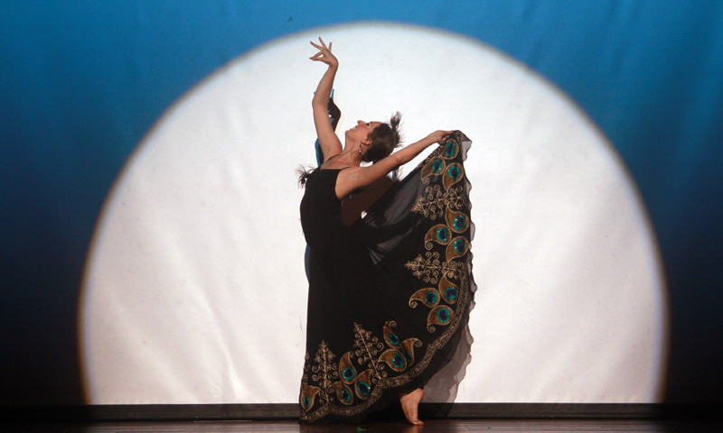 Tiết mục múa công của dancer đến từ Pháp