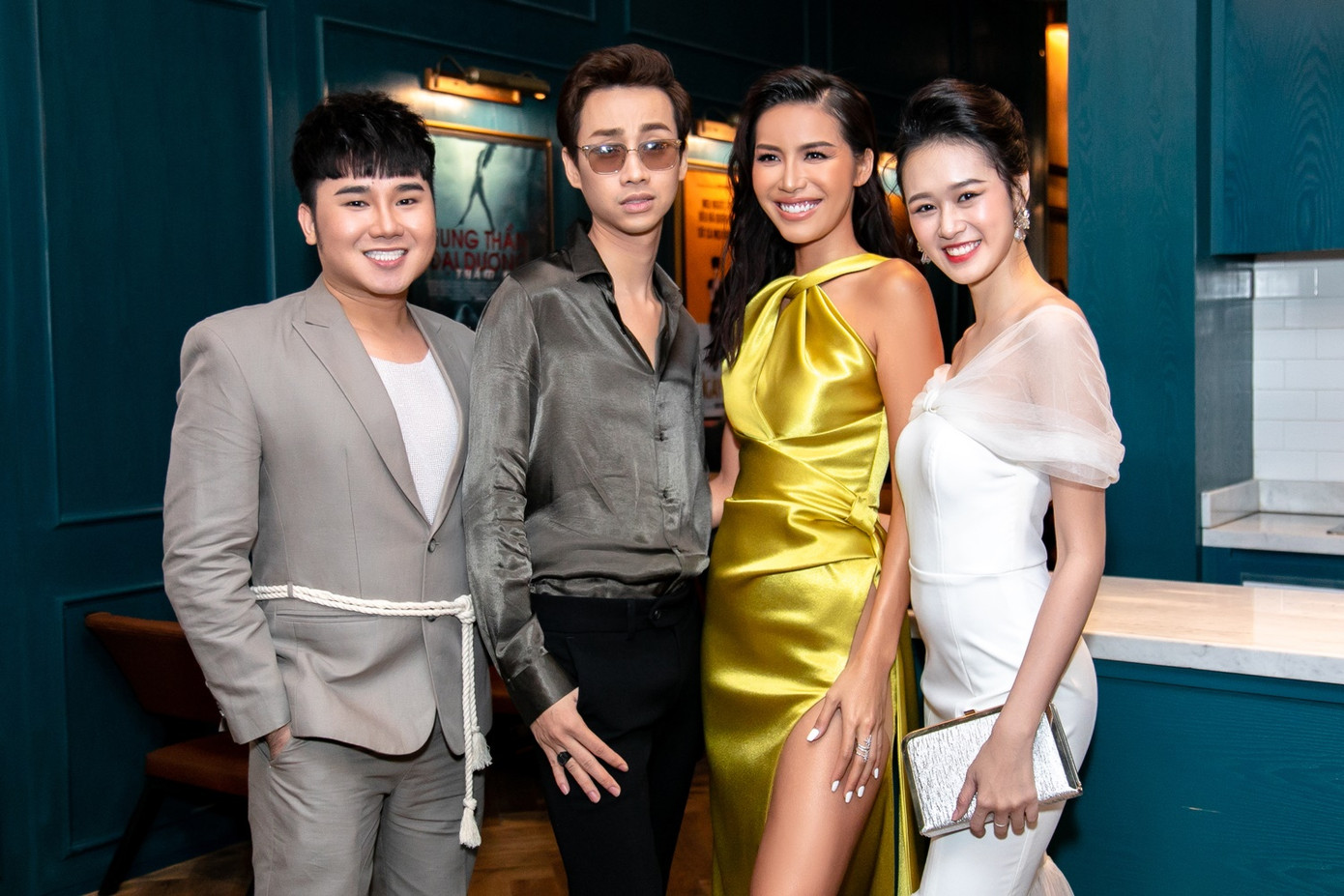 Minh Tú diện váy cắt xẻ 'bỏng mắt' ra mắt vai diễn 'Hoa hậu Giang hồ' ảnh 3