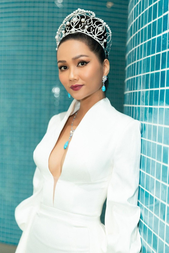 Bị đồn 'dao kéo' vòng 1, H'Hen Niê đáp trả: 'Cả người đều là tự nhiên' ảnh 2