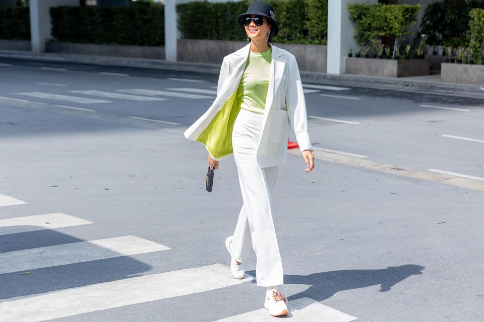 Hoàng Thuỳ lại khoe vòng 1 'bỏng mắt', H'Hen Niê tung tăng áo dài trên đất Thái ảnh 4