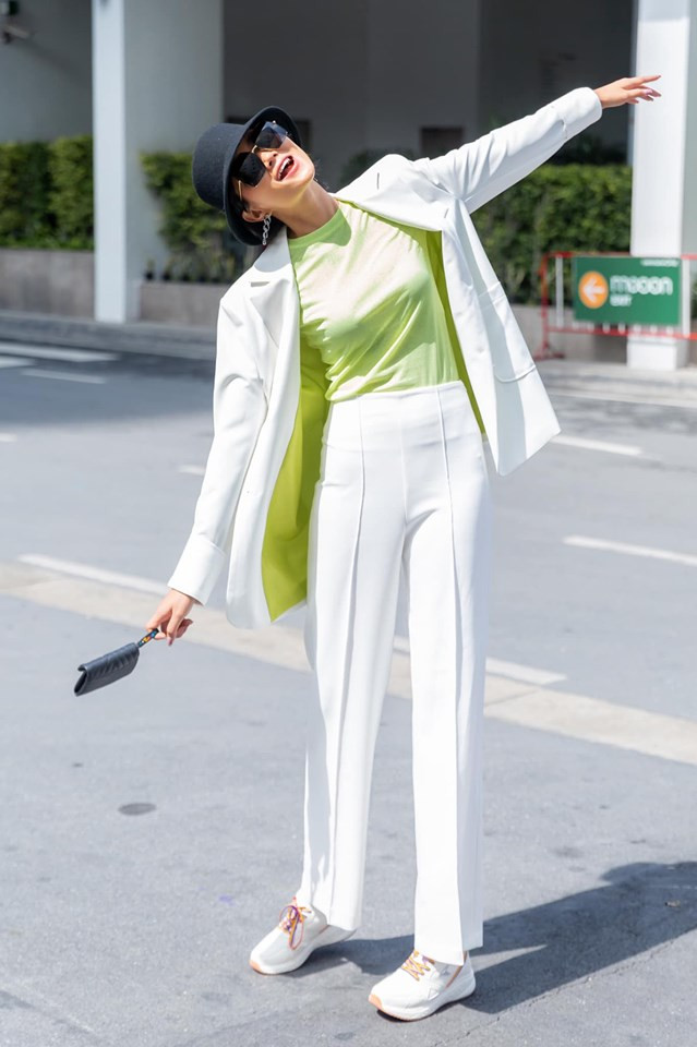 Hoàng Thuỳ lại khoe vòng 1 'bỏng mắt', H'Hen Niê tung tăng áo dài trên đất Thái ảnh 5