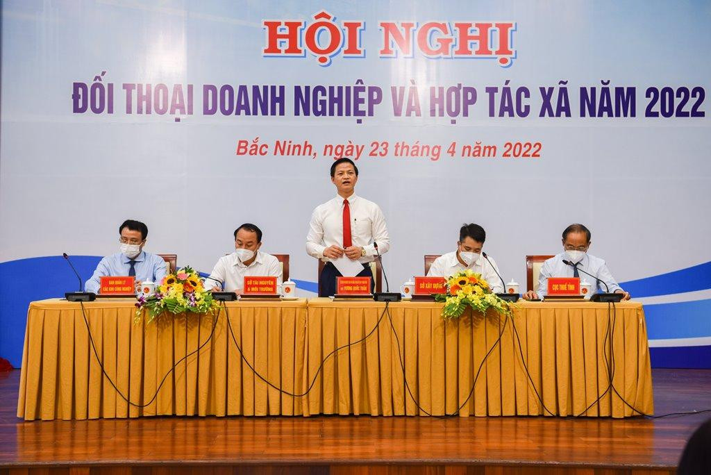 Buổi đối thoại buổi chiều với doanh nghiệp và HTX trong tỉnh Bắc Ninh do Phó Chủ tịch Thường trực UBND tỉnh Bắc Ninh Vương Quốc Tuấn (đứng) điều hành