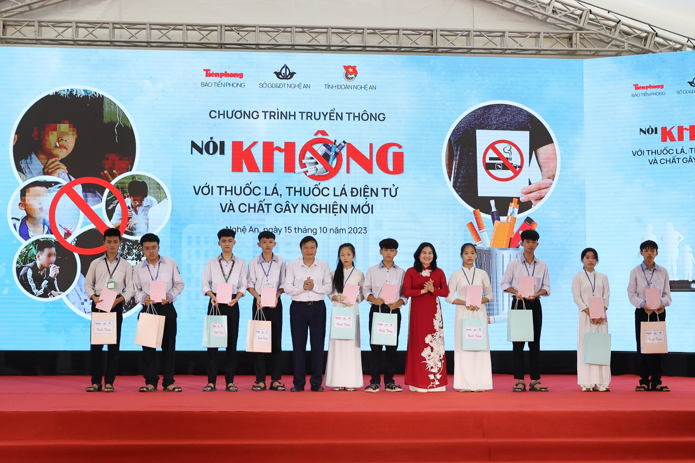 Bà Nguyễn Thị Hà - Thứ trưởng Bộ Lao động Thương binh và Xã hội; ông Lê Hồng Vinh - Phó Chủ tịch thường trực UBND tỉnh Nghệ An trao học bổng cho các em học sinh.