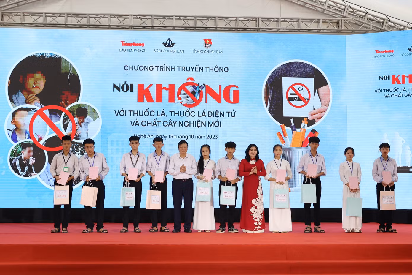 Bà Nguyễn Thị Hà - Thứ trưởng Bộ Lao động Thương binh và Xã hội; ông Lê Hồng Vinh - Phó Chủ tịch thường trực UBND tỉnh Nghệ An trao học bổng cho các em học sinh.