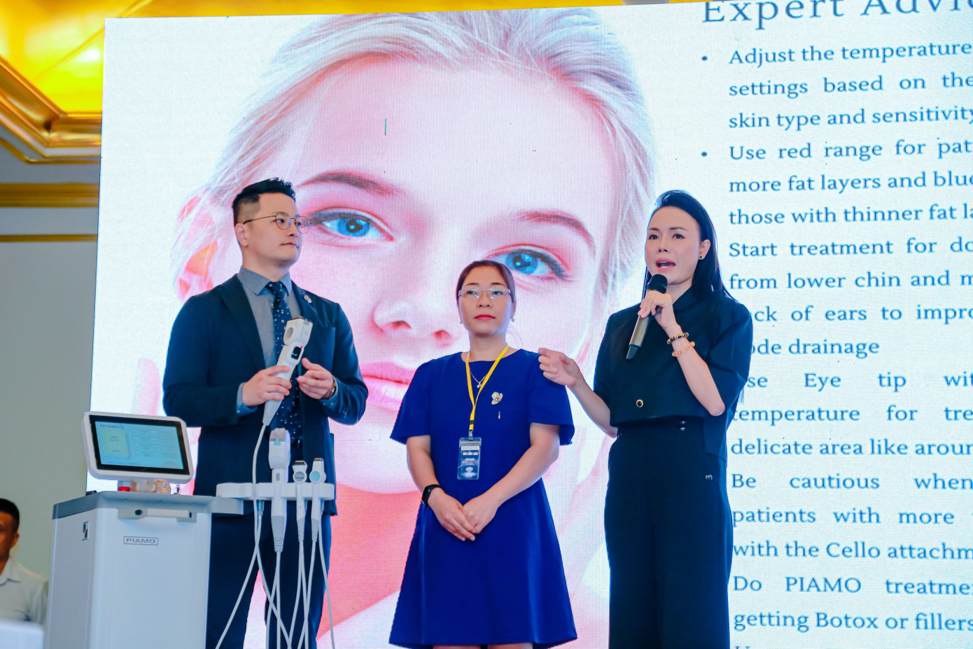 TS. Ray Song - chuyên gia của Deayoung Medical (Hàn Quốc) và bà Sally – Founder của Học viện Đào tạo Thẩm mỹ IMCAS by Sarah Le giảng thực hành với một học viên của chương trình. TS. Ray Song - chuyên gia của Deayoung Medical (Hàn Quốc) và bà Sally – Founder của Học viện Đào tạo Thẩm mỹ IMCAS by Sarah Le giảng thực hành với một học viên của chương trình.