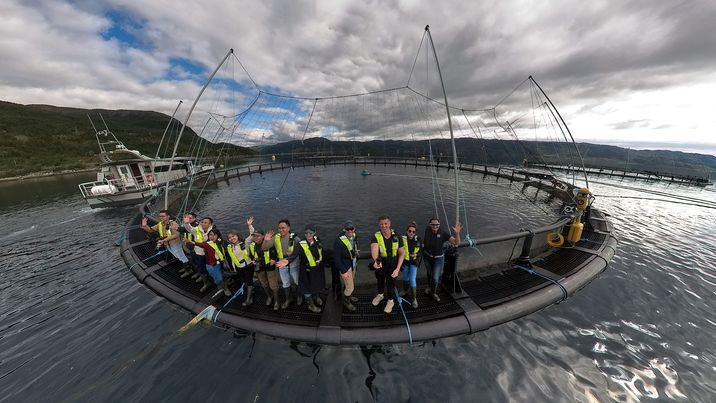 Nhóm nhà báo Việt Nam tham quan mô hình nuôi cá hồi tại Na Uy