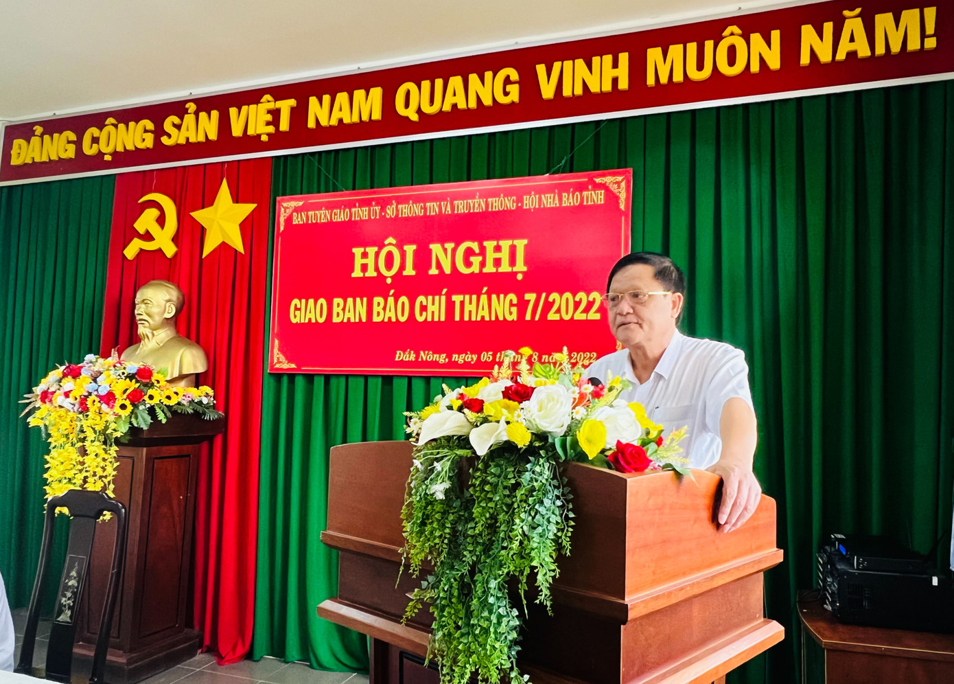 Ông Nguyễn Văn Toàn chia sẻ thông tin trong một lần giao ban báo chí Ông Nguyễn Văn Toàn chia sẻ thông tin trong một lần giao ban báo chí