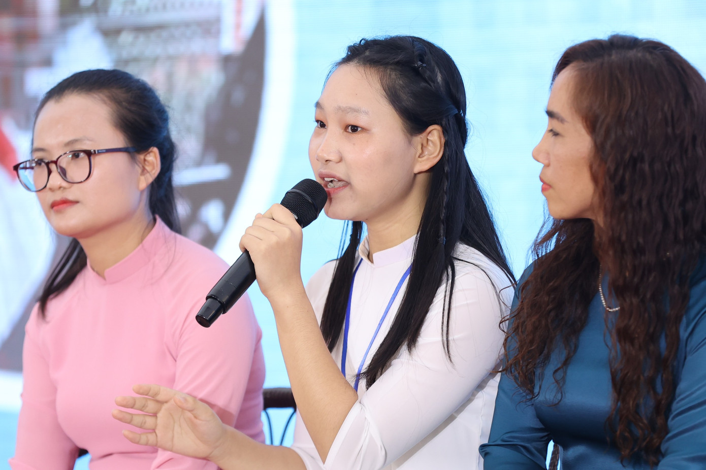 Học sinh Đinh Nguyễn Hạnh Nguyên, Trường THPT Nguyễn Duy Trinh chia sẻ tại Chương trình