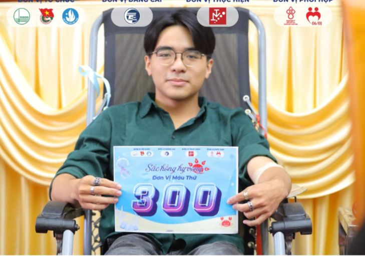 Anh Vũ Đức Tâm - Sinh viên Khoa Điện tử Viễn thông, trường Đại học Công nghệ (ĐHQGHN) người đã hiến tổng cộng 300 đơn vị máu. Anh Vũ Đức Tâm - Sinh viên Khoa Điện tử Viễn thông, trường Đại học Công nghệ (ĐHQGHN) người đã hiến tổng cộng 300 đơn vị máu.