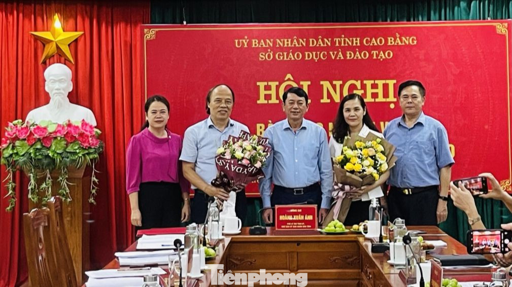 Lãnh đạo tỉnh Cao Bằng tặng hoa chúc mừng cán bộ ngành GD&amp;ĐT. Ảnh: T.M