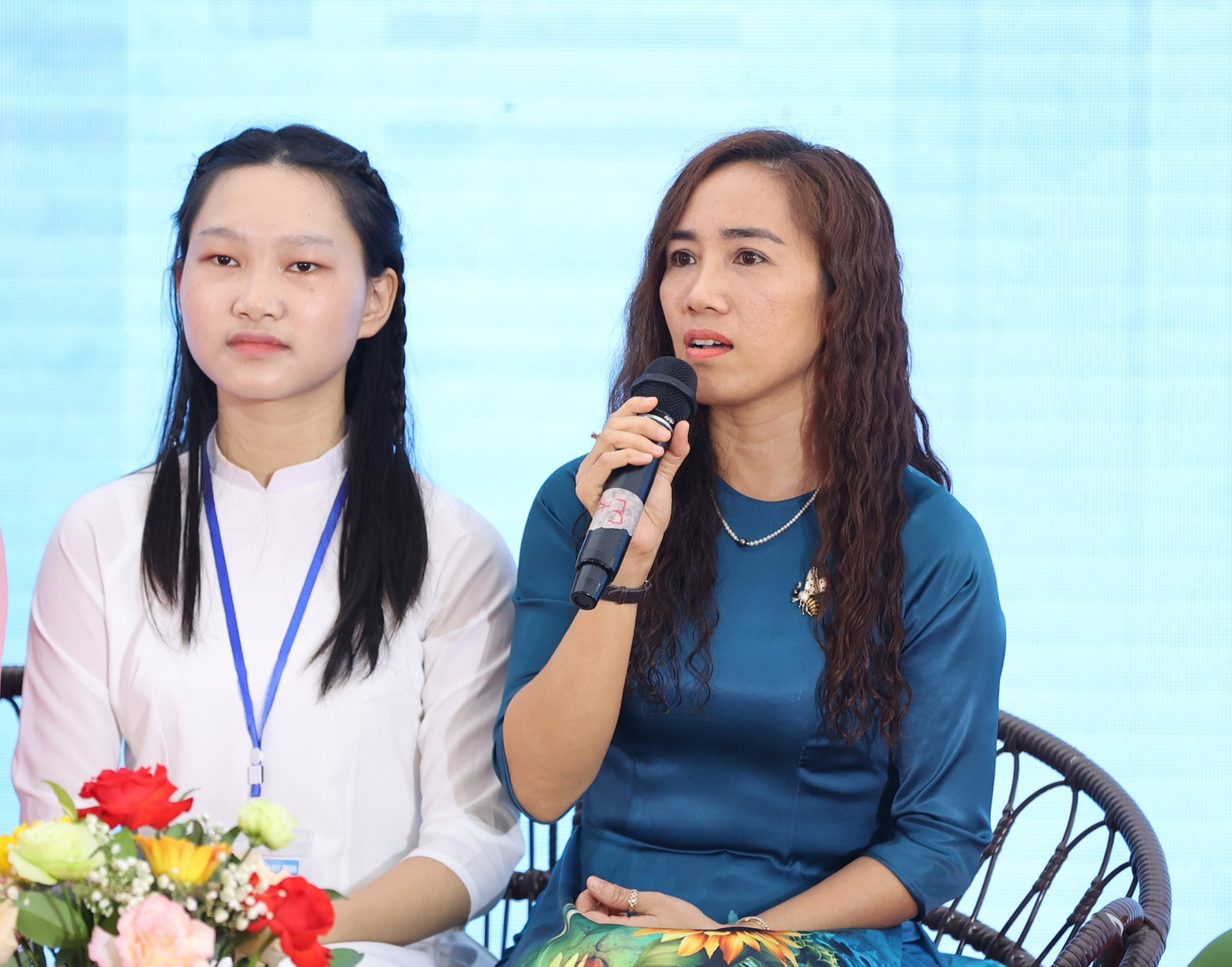 TS. Dương Thị Thanh Thanh (áo xanh)